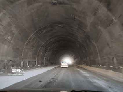 عملیات اجرای شبکه برق و روشنایی تونل کبیرکوه در حال انجام است