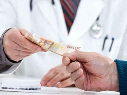 دریافت زیرمیزی پزشکان تخلف است/ممنوعیت پرداخت پول خارج از صندوق بیمارستان