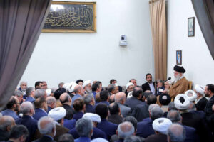 رهبر انقلاب: مسائل کشور را به گفت‌وگوها گره نزنیم