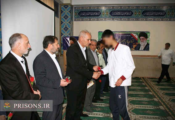 خیرین ایلامی ۲۲ زندانی را از زندان آزاد کردند