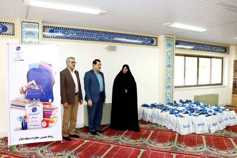 اهدای بسته‌های نوشت‌افزار به دانش‌آموزان کم برخودار ایلامی