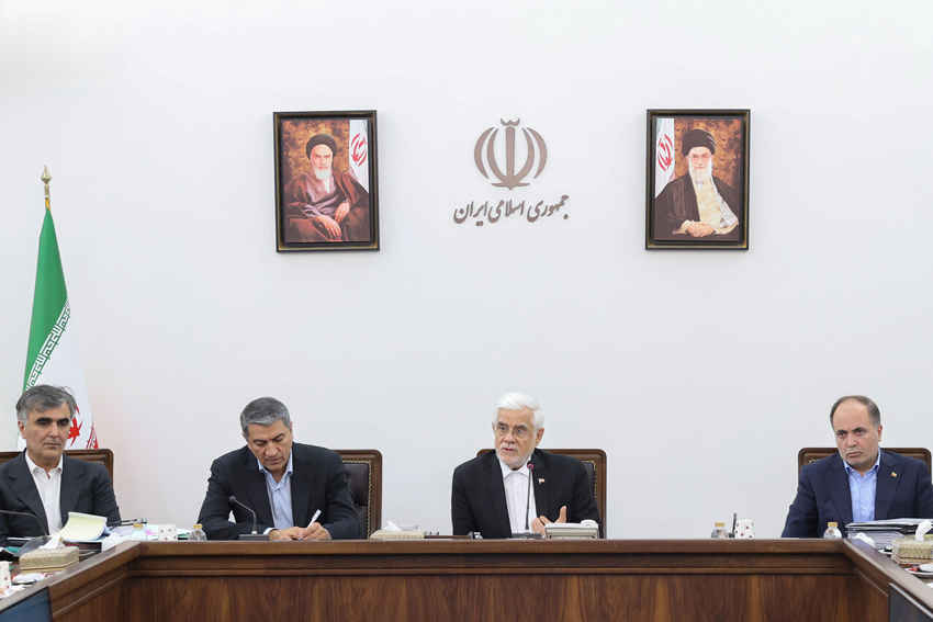 عارف: برای ثبات در بازار به دنبال ایجاد فضای امنیتی نیستیم
