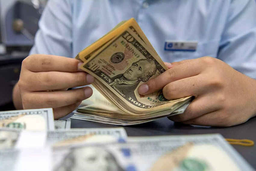 بازار ارز ریزشی آغاز کرد/ طلا عقب کشید
