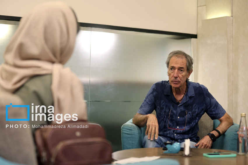 هنرمند نابینای اسپانیایی: می‌خواستم نابینایان عکس را لمس کنند/تجربه مشترک از ندیدن