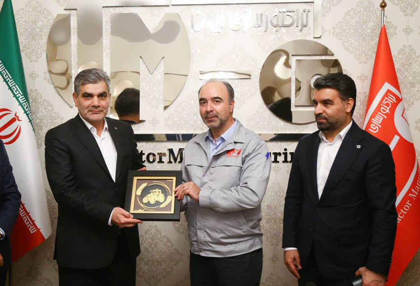تجلیل گروه صنعتی تراکتورسازی ایران از مدیرعامل بانک قرض‌الحسنه مهر ایران