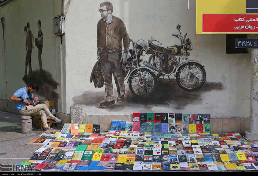 عاشقان کتاب چگونه با گرانی آن می‌جنگند؟