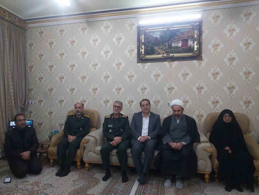 دیدار امام‌جمعه و استاندار ایلام با خانواده‌های شهدا و جانباز دوران دفاع مقدس