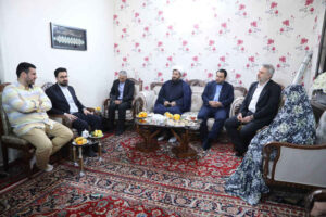 دیدار مدیرعامل بانک صادرات ایران با مادر و خانواده «شهید محمدنبی محمدی»