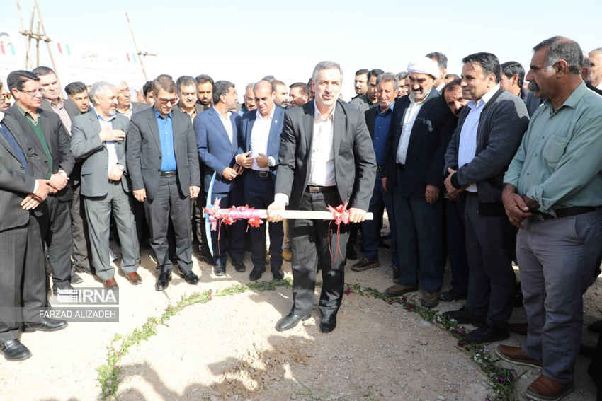 کلنگ بیمارستان ۹۶ تختخوابی دهلران به زمین زده شد