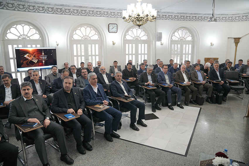 حمایت از تولیدکنندگان و حفظ رضایت مشتریان در افق بانک ملی ایران /تببین اهداف و برنامه های پایان سال با حضور روسای ادارات امور شعب