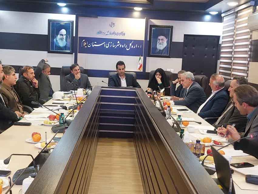 مدیرکل راه و شهرسازی استان ایلام بر لزوم تقویت هم‌افزایی دستگاه‌های زیرمجموعه وزارت راه و شهرسازی استان در جهت تکمیل و ایمنی زیرساختهای حمل و نقل تأکید کرد