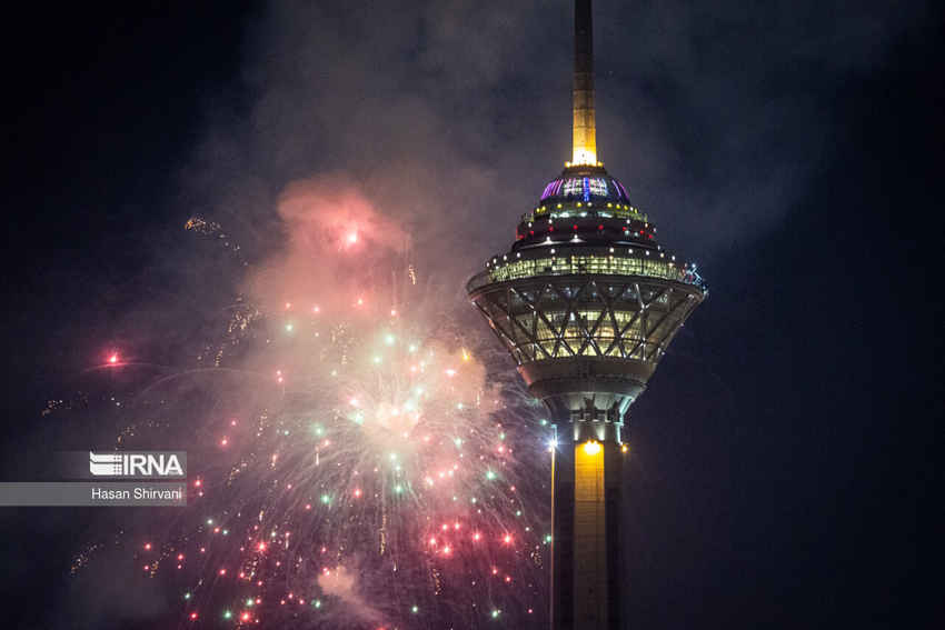 شب ۲۲ بهمن در تهران؛ نورافشانی برج میلاد و پل طبیعت به رنگ پرچم ایران درآمد