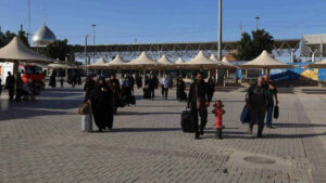 نظارت بر ناوگان حمل‌ونقل در مرز مهران همزمان با بازگشت زائران/ تردد بیش از ۱۹ هزار زائر در ۲۴ ساعت گذشته