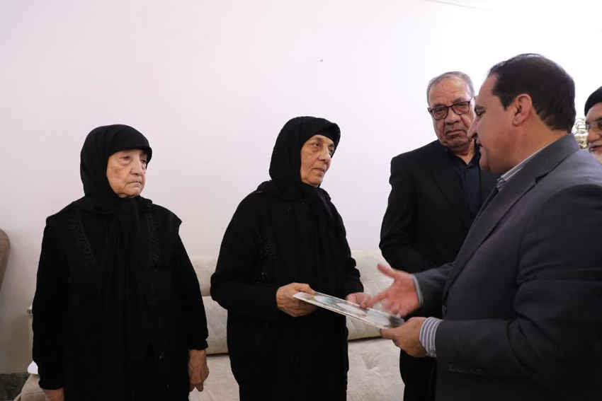 دیدار استاندار ایلام با خانواده‌ شهدای جنگ ۴۰ روزه در ایوان
