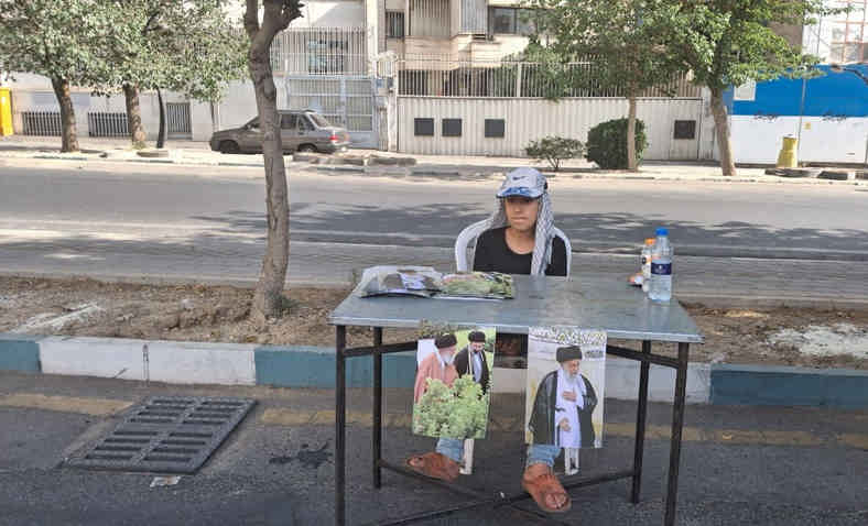 حضور دهه نودی‌ها با توزیع عکس رهبر شهید/ او محبوب همه نسل‌ها بود