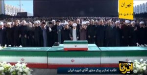 اقامه نماز بر پیکر مطهر مجاهد شهید امام خامنه‌ای و خانواده ایشان + فیلم