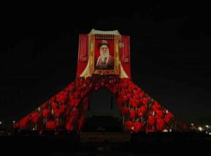 تصویر و حماسه بدرقه رهبر شهید بر برج آزادی نقش بست