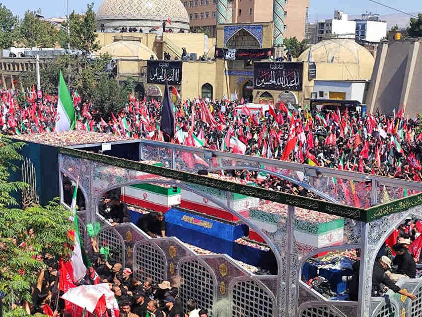 خودروی حامل پیکر رهبر شهید به میدان آزادی رسید