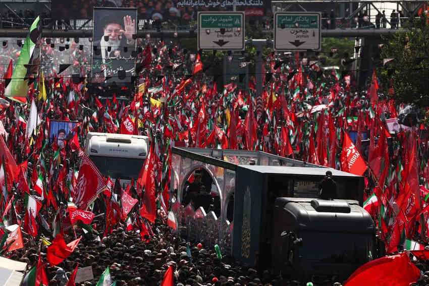تهران در قاب دنیا؛ خیل جمعیت؛ اشک‌ها و پرچم‌ها سوژه لنزهای خارجی