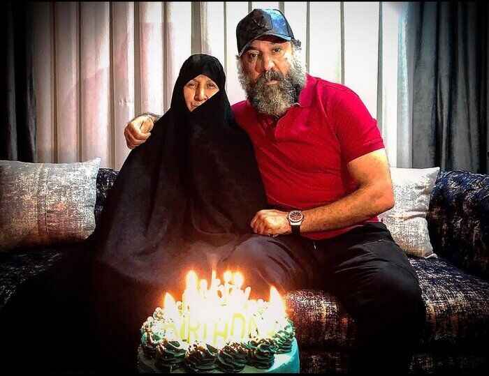 اشک‌های ننه علی در روز تولد پسرش؛ هنوز منتظر دیدنش هستم