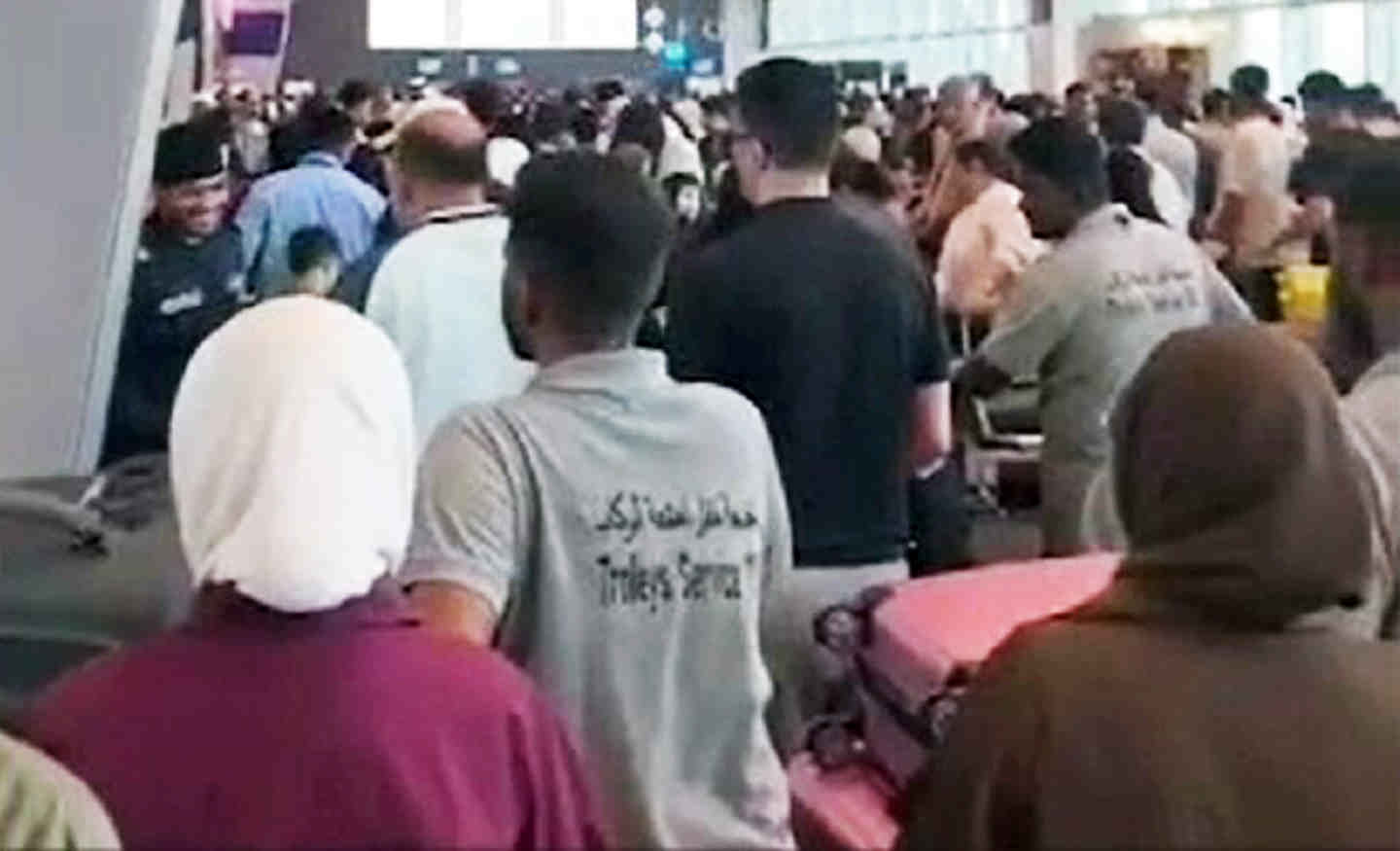 ازدحام جمعیت در فرودگاه کویت در پی حملات تلافی جویانه ایران+ فیلم
