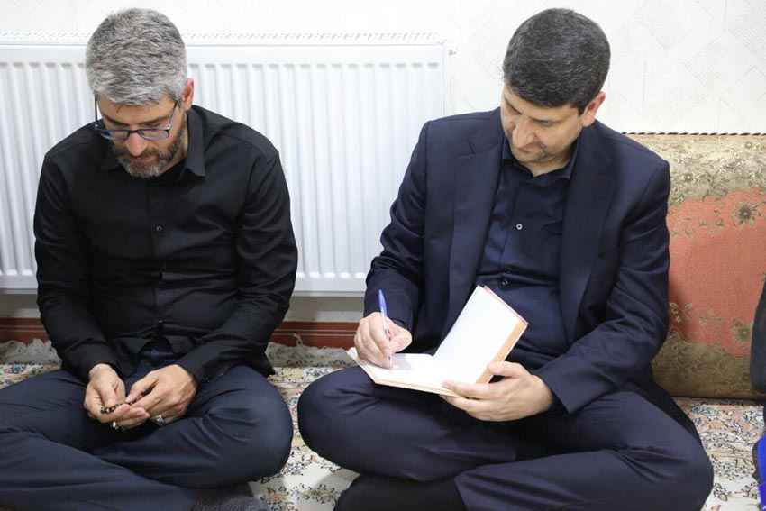 وزیر ارتباطات با خانواده مرزبان شهید «روح‌الله توسلی» در مهران دیدار کرد