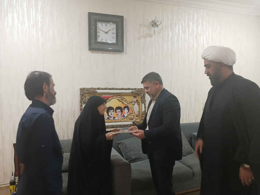 دیدار و تجلیل از خانواده های معظم شهدا به مناسبت گرامیداشت هفته دفاع مقدس